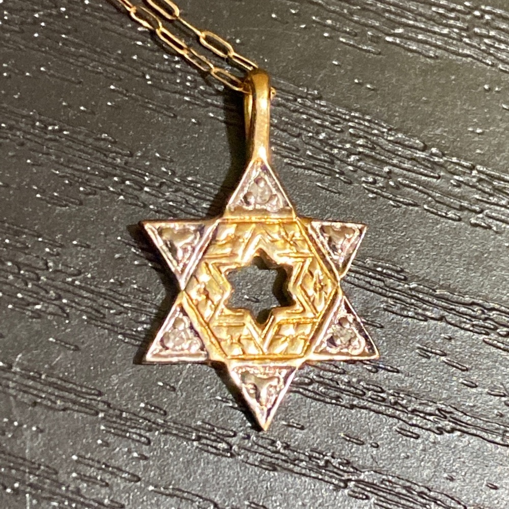 10k necklace with white/yellow gold star pendant